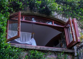Me tomó mucho tiempo entender por qué no debería dormir con la ventana abierta, incluso en verano