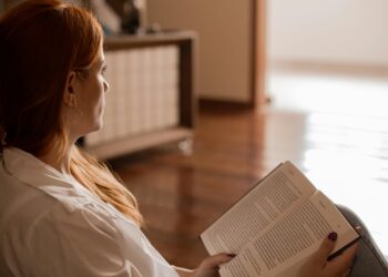 Las personas nacidas en los años 80 y 90 que buscaban información en libros tienden a usar mejor internet
