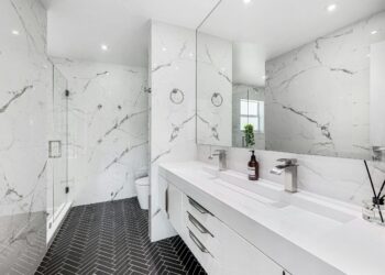 La nueva tendencia que hace que los baños pequeños parezcan más amplios y elegantes