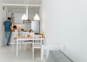 Adiós a la mesa de comedor: la nueva tendencia para 2026 que hará tu casa mucho más elegante