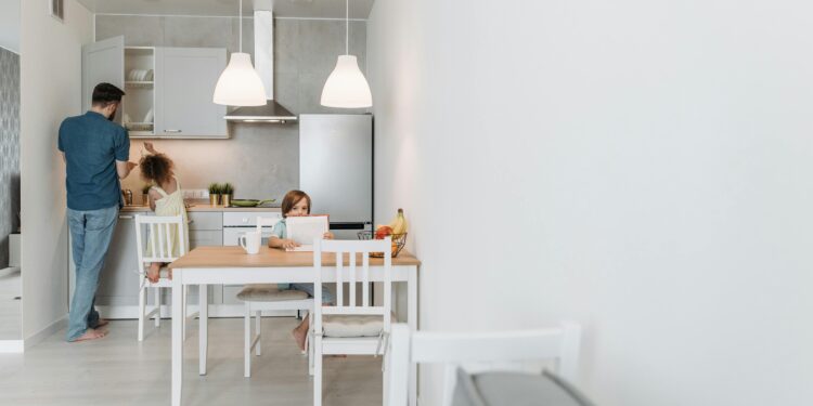 Adiós a la mesa de comedor: la nueva tendencia para 2026 que hará tu casa mucho más elegante