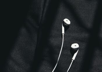Envolver auriculares en papel aluminio: para qué sirve y por qué lo recomiendan