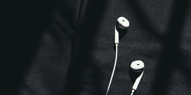 Envolver auriculares en papel aluminio: para qué sirve y por qué lo recomiendan