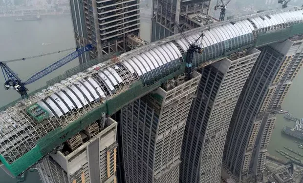 China construye un edificio horizontal de 300 metros que conecta dos torres de 250 metros de altura