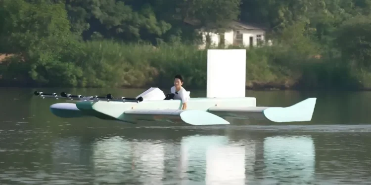 Joven chino tardó 16 años y 600 intentos en crear el avión más pequeño del mundo con solo USD 7.200