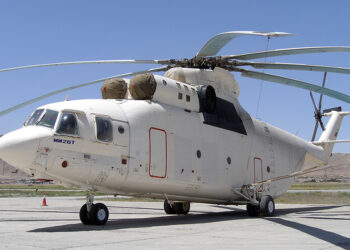 El helicóptero más grande del mundo pesa 56 toneladas, mide 40 metros y parece imposible de mantener en el aire