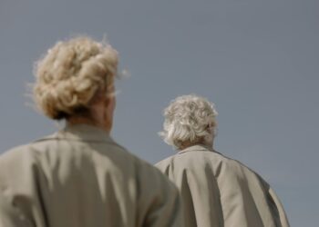 Si tienes canas, mezcla vinagre y bicarbonato y verás la magia ocurrir