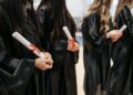 Un hombre viajó 1.300 kilómetros para estar presente en la graduación de la niña a la que ayudó a nacer hace 22 años