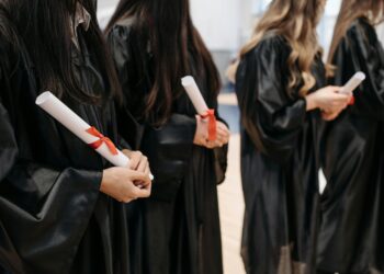 Un hombre viajó 1.300 kilómetros para estar presente en la graduación de la niña a la que ayudó a nacer hace 22 años