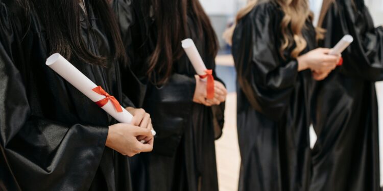 Un hombre viajó 1.300 kilómetros para estar presente en la graduación de la niña a la que ayudó a nacer hace 22 años