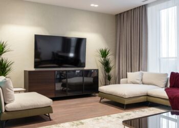 Adiós al mueble de la televisión: la nueva tendencia para 2026 es más práctica y elegante