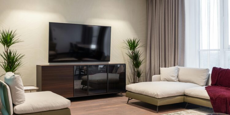 Adiós al mueble de la televisión: la nueva tendencia para 2026 es más práctica y elegante