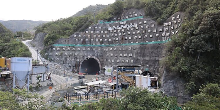 El túnel más grande de América Latina reducirá en más de tres horas el viaje entre Medellín y el mar Caribe