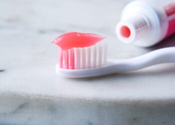 ¿Qué utilizaban las personas en el pasado antes de la invención de la pasta de dientes?