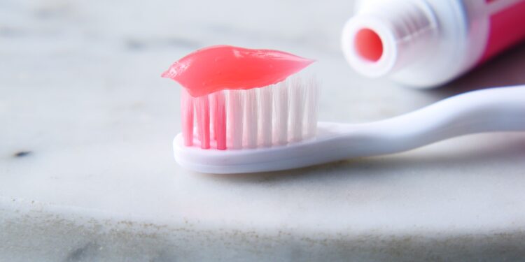 ¿Qué utilizaban las personas en el pasado antes de la invención de la pasta de dientes?