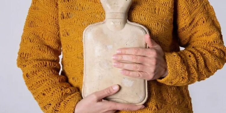 Si tienes bolsas de agua caliente rotas, tienes un tesoro: 2 ideas para reutilizarlas en casa
