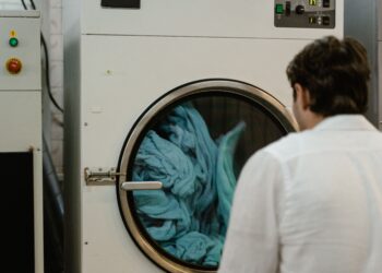 Me tomó mucho tiempo entender por qué debería poner una bola de papel de aluminio dentro de la lavadora