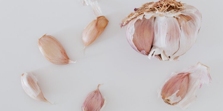 Si tienes cáscaras de ajo en casa, tienes un tesoro: para qué sirven y por qué deberías utilizarlas