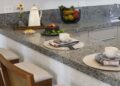 La encimera de granito en la cocina quedó atrás: la nueva tendencia para 2026 es más ligera y fácil de limpiar