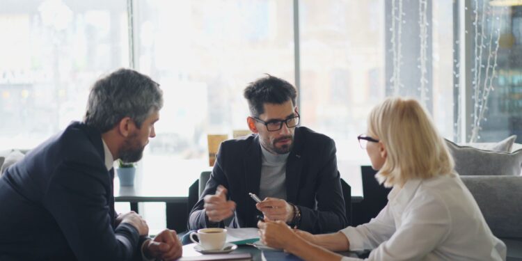 Los psicólogos coinciden: “Las personas que hacen preguntas durante una conversación suelen mostrar una inteligencia superior”