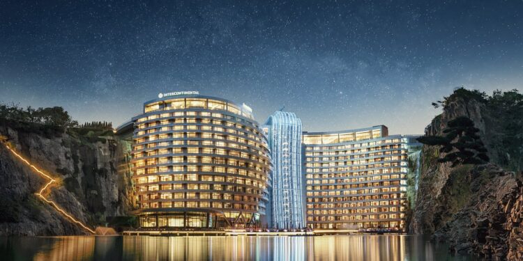Un hotel construido dentro de una cantera sorprende con varios pisos bajo tierra