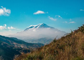 Mientras el Monte Everest alcanza los 8.849 metros de altura, el Chimborazo está aún más cerca del espacio