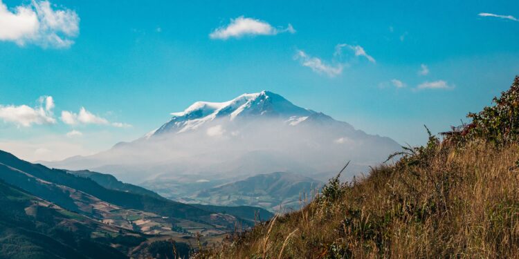 Mientras el Monte Everest alcanza los 8.849 metros de altura, el Chimborazo está aún más cerca del espacio