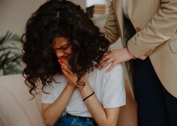 Lo que dice la psicología sobre las personas que lloran durante una discusión