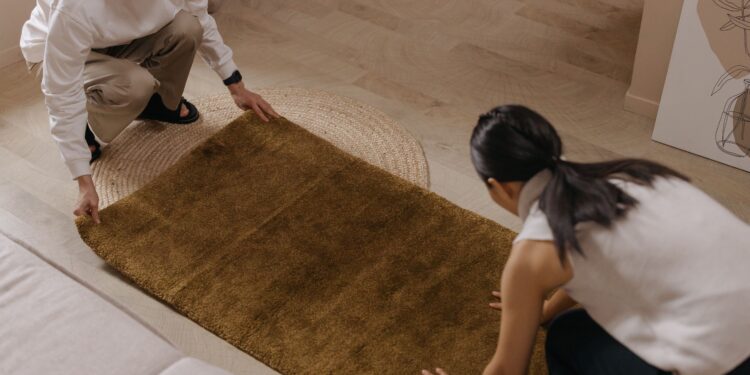 Adiós a la lavadora: la nueva tendencia para limpiar alfombras y moquetas está conquistando los hogares