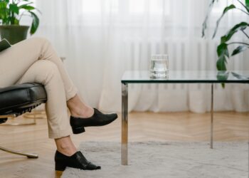 Adiós a las mesas de cristal en el salón: la nueva tendencia es más elegante y duradera
