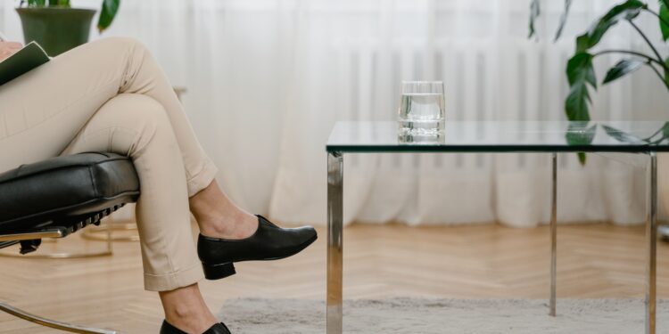 Adiós a las mesas de cristal en el salón: la nueva tendencia es más elegante y duradera