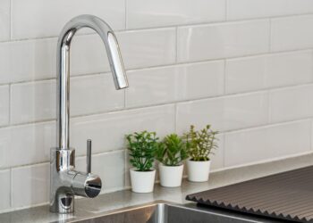 El grifo cromado de la cocina quedó atrás: la nueva tendencia para 2026 es más resistente y fácil de limpiar