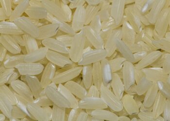 Guardar arroz en una servilleta dentro del armario: para qué sirve y por qué se recomienda hacerlo