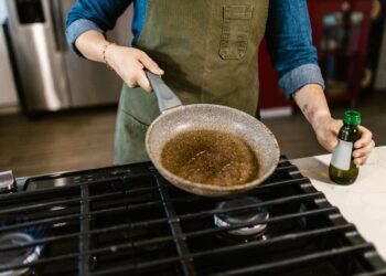 El error común que muchas personas cometen al desechar el aceite de cocina usado