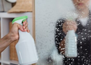 Sencillo método alemán que hará que la mampara de tu baño parezca la de un hotel, con un vidrio brillante