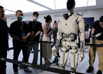 Gobierno chino decide desplegar millones de robots en hogares y comercios