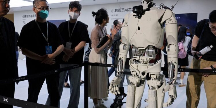 Gobierno chino decide desplegar millones de robots en hogares y comercios