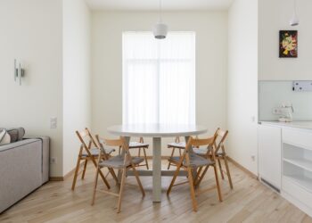 Dile adiós a las paredes blancas en el comedor: la nueva tendencia para 2026 es más práctica y elegante