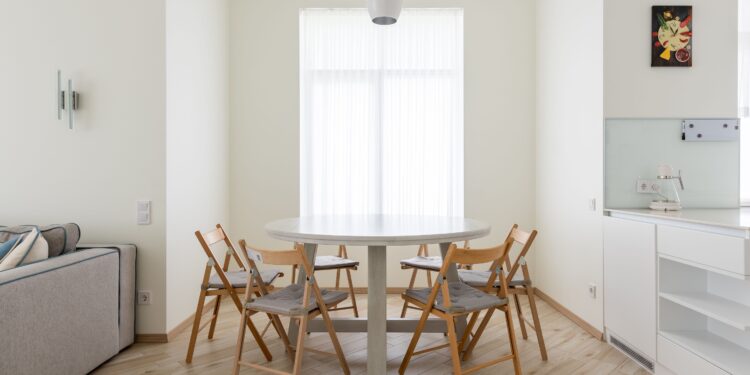 Dile adiós a las paredes blancas en el comedor: la nueva tendencia para 2026 es más práctica y elegante