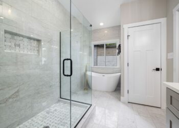 Adiós a las mamparas de ducha: la nueva tendencia para 2026 hará que tu baño luzca más elegante y espacioso
