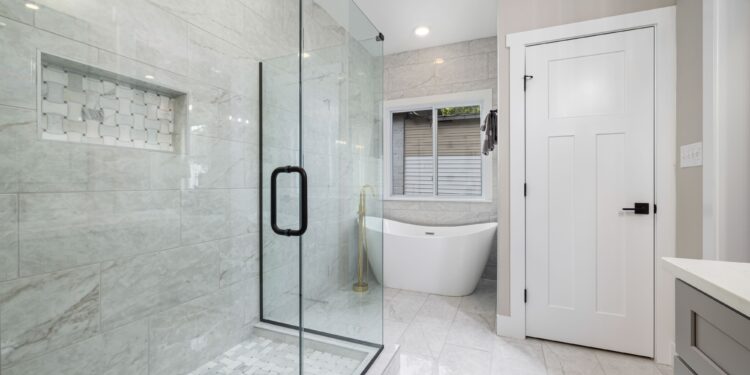 Adiós a las mamparas de ducha: la nueva tendencia para 2026 hará que tu baño luzca más elegante y espacioso