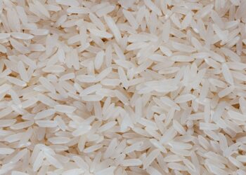 Guardar arroz dentro de una servilleta en el armario: para qué sirve y por qué cada vez más personas lo recomiendan