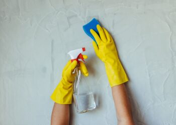 Esta sencilla mezcla con agua tibia elimina toda la grasa de los armarios de cocina en apenas 5 minutos