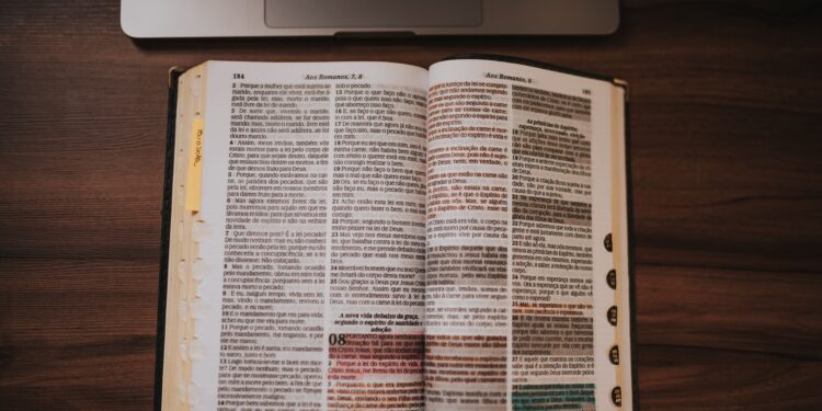 No es la Biblia: el libro más grande del mundo tiene 50.000 páginas, pesa 220 kilos y mide más de 4 metros