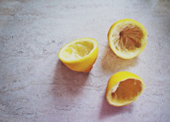 Si tienes cáscaras de limón en casa, tienes un tesoro: 5 ideas para reutilizarlas