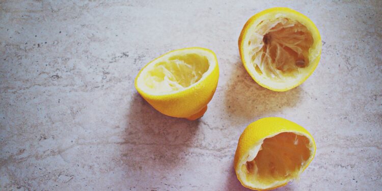 Si tienes cáscaras de limón en casa, tienes un tesoro: 5 ideas para reutilizarlas