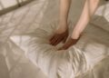 Pocas personas lo saben: el error que deforma la almohada y perjudica la calidad del sueño
