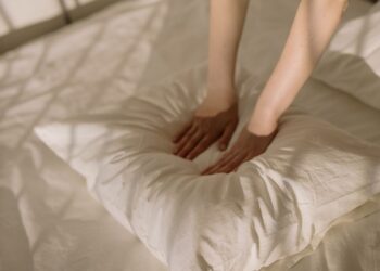 Pocas personas lo saben: el error que deforma la almohada y perjudica la calidad del sueño