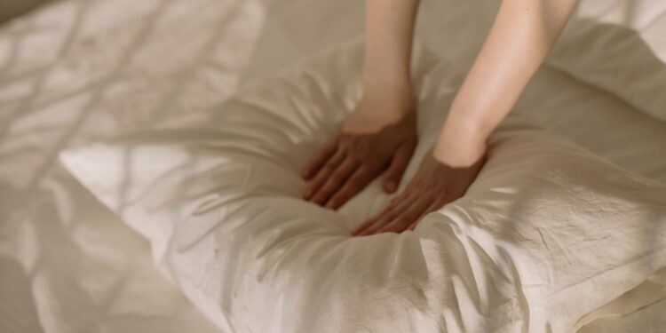 Pocas personas lo saben: el error que deforma la almohada y perjudica la calidad del sueño