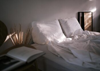 En las casas más frescas de Grecia, los dormitorios no se calientan durante el verano gracias a este truco al preparar la cama